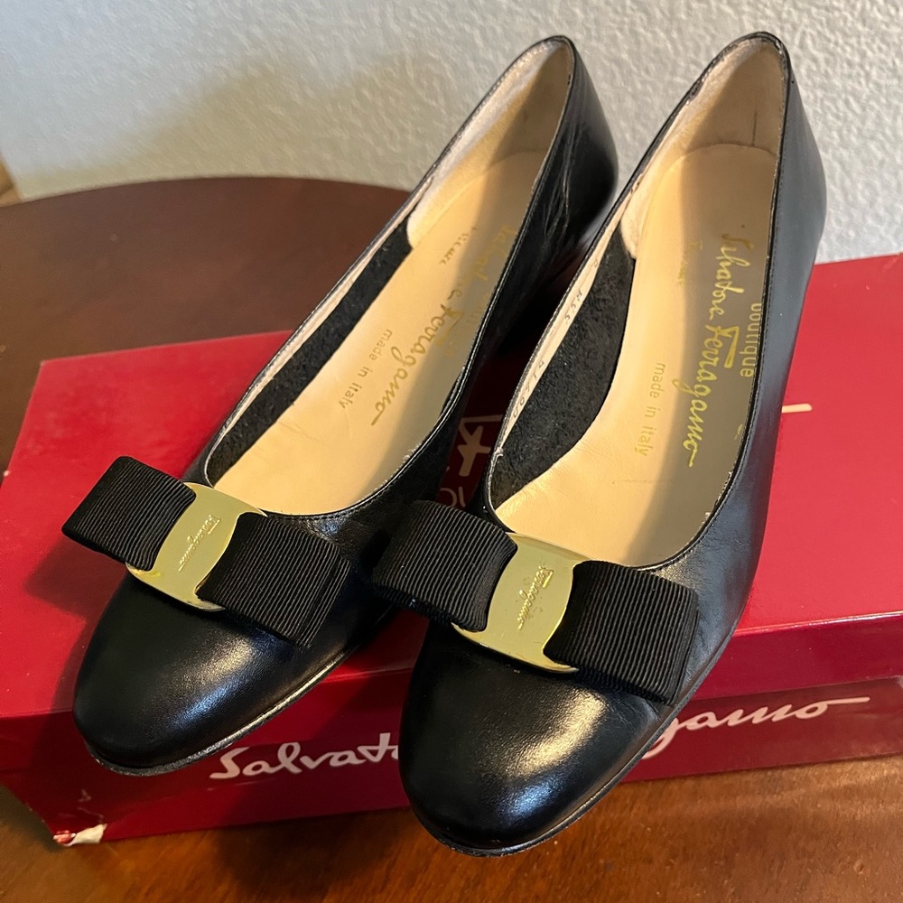 Salvatore Ferragamo Vara Ribbon Bow Pump size 6 AA